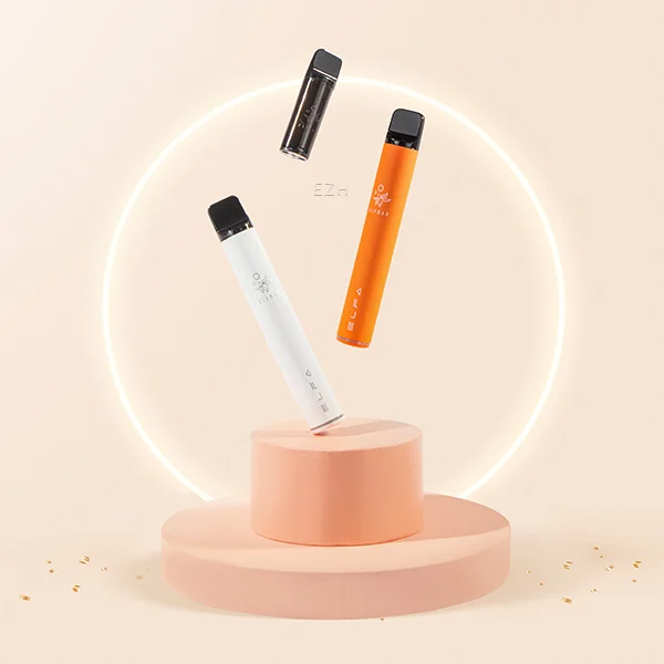 Drei ElfBar ELFA Geräte – ein weißer und ein orangefarbener Akkuträger sowie ein schwarzer Pod – schweben vor einem hellen, minimalistischen Hintergrund über einem rosa Podest mit kreisförmiger Lichtkontur.