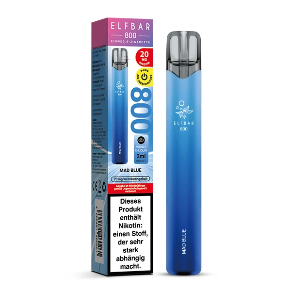 ElfBar 800 Mad Blue Vape mit Verpackung, umgeben von frischen Blaubeeren, Himbeeren und Brombeeren