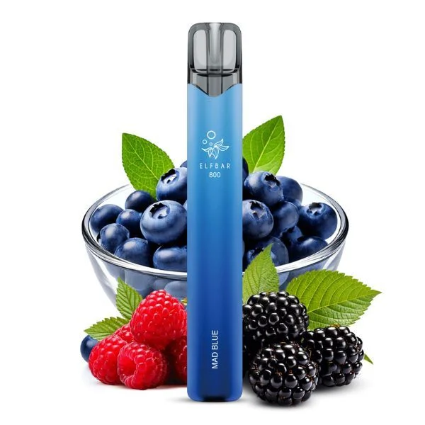 ElfBar 800 Mad Blue Einweg E-Zigarette mit Beeren – Produktabbildung mit Himbeeren, Blaubeeren und Brombeeren im Hintergrund