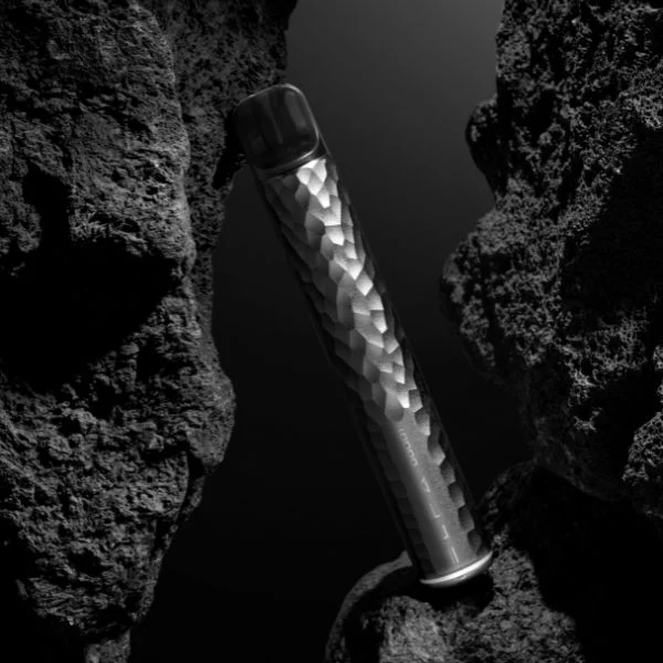 ElfBar ELFA Akkuträger Limited Edition Meteor Grey zwischen dunklen Steinstrukturen
